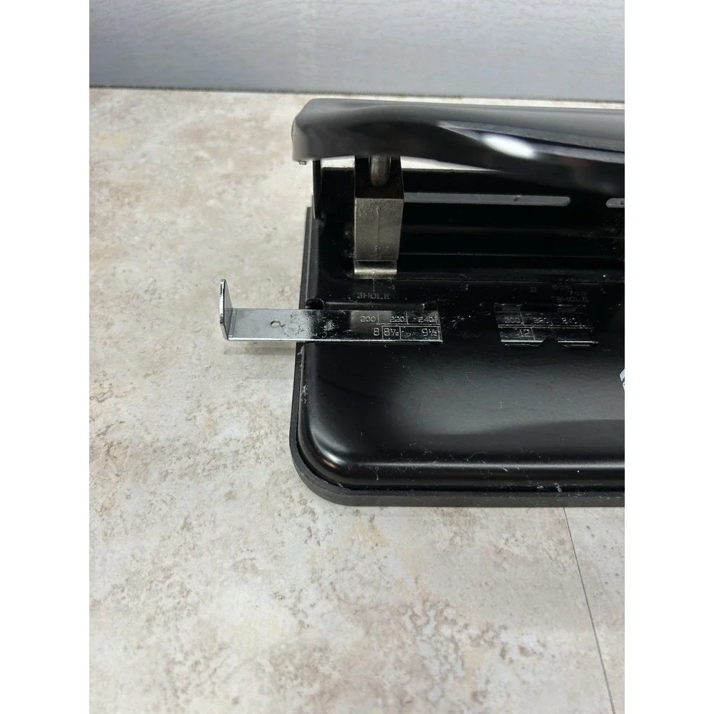 Corporate Express CEB‎ 900025 Heavy Duty 3-hole Punch Black